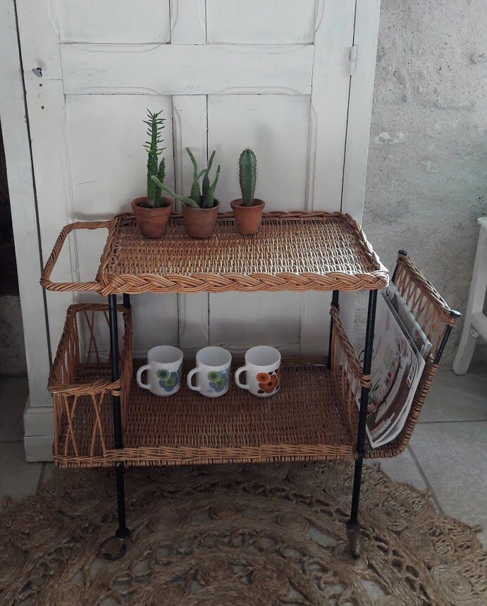 Wheels serving table