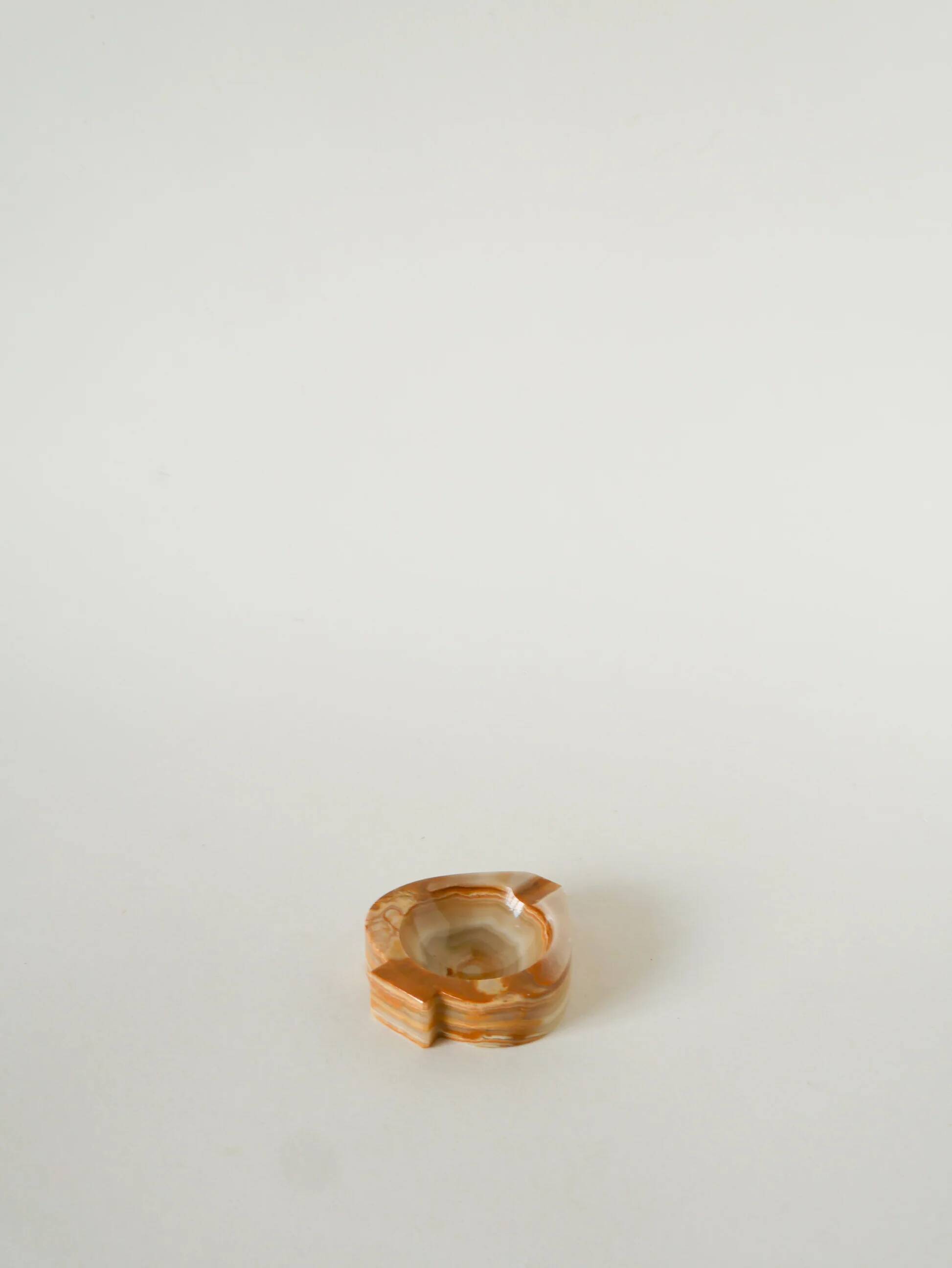 Vide-poche en albâtre, forme pique, beige et marron, 1970