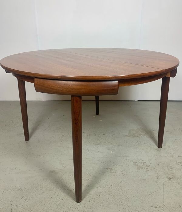 Table ronde et chaises d'Hans Olsen à Afromosia