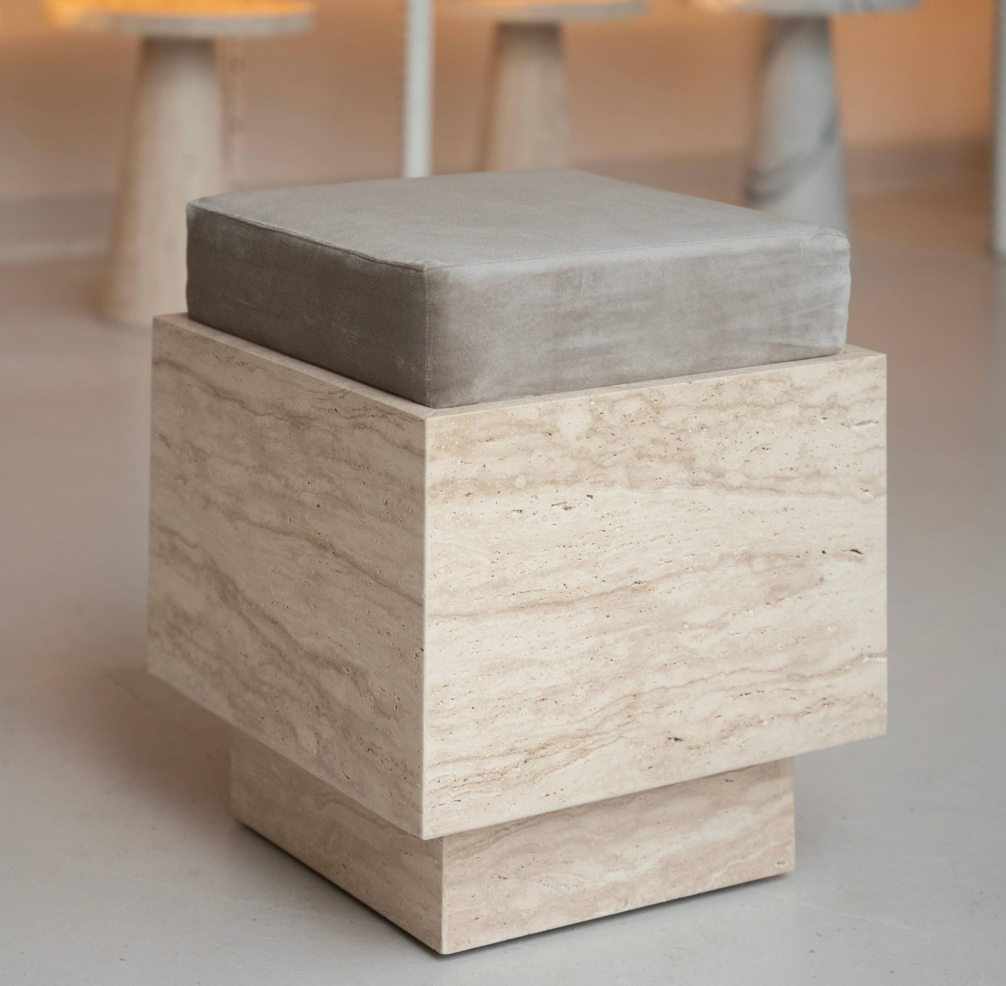 Tabouret cubique en travertin avec coussin en velours