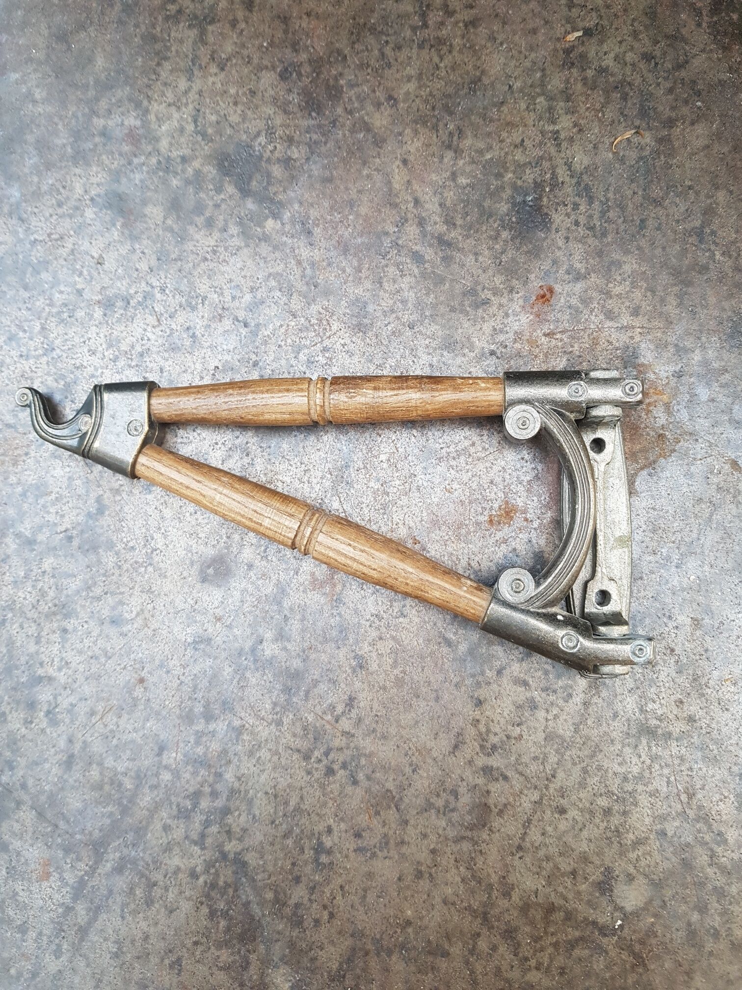 Swivel patère coat rack