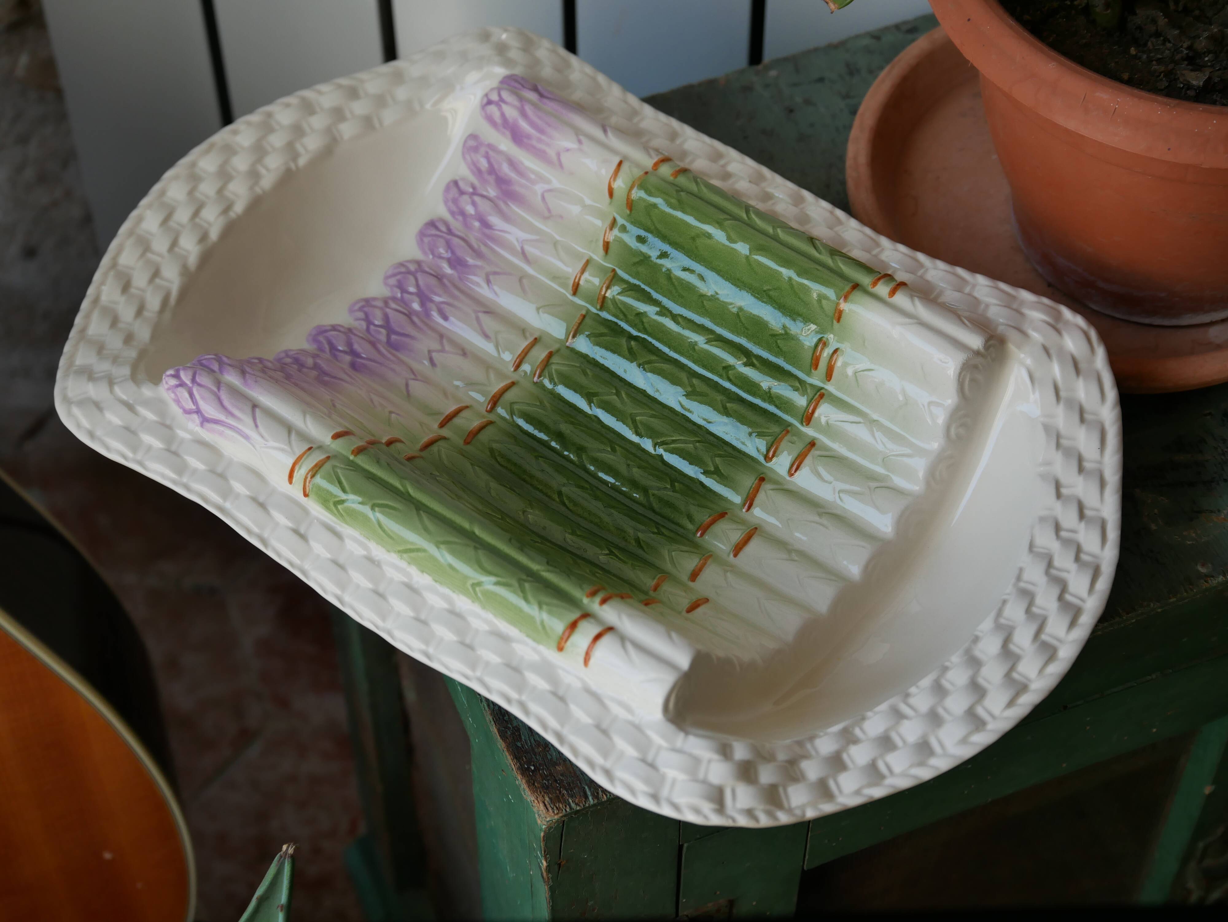 Plat à asperge barbotine