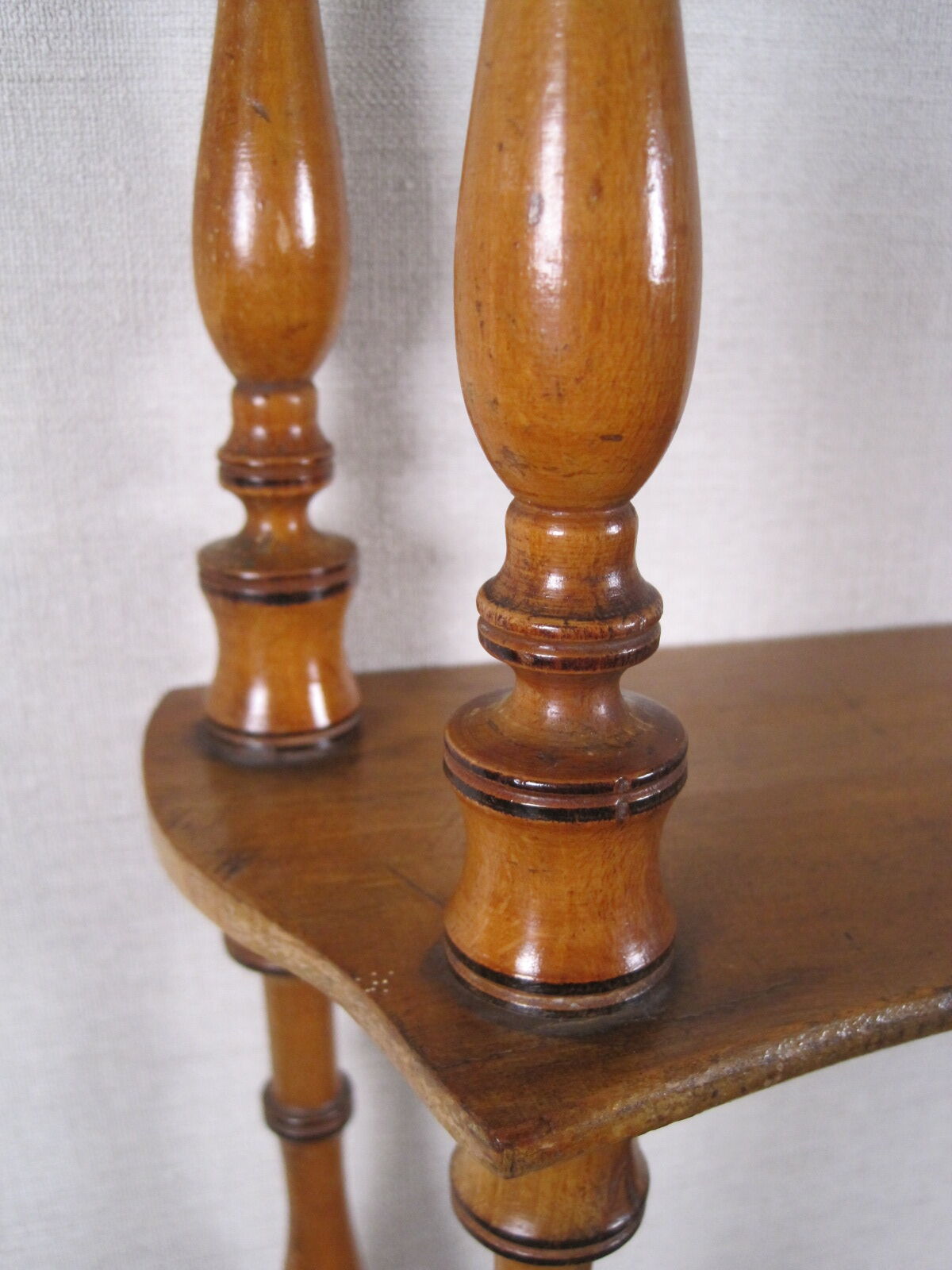 Napoleon III wall shelf in asian bamboo-style blond wood with 3 XIX trays