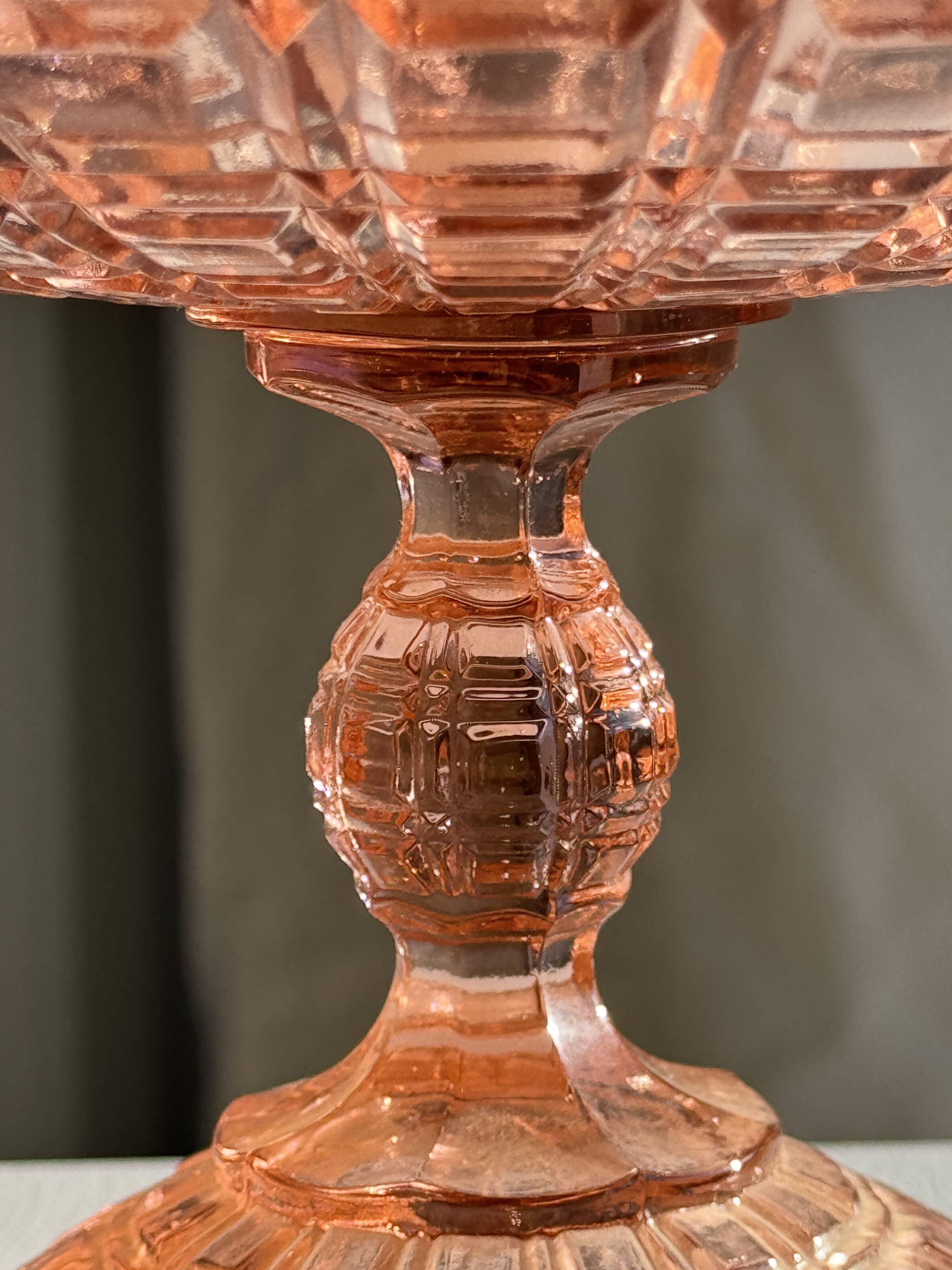 Pink glass coupe footed H20 D 15.5