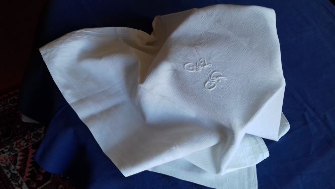 Lot d'un service de table comprenant une nappe et 6 serviettes