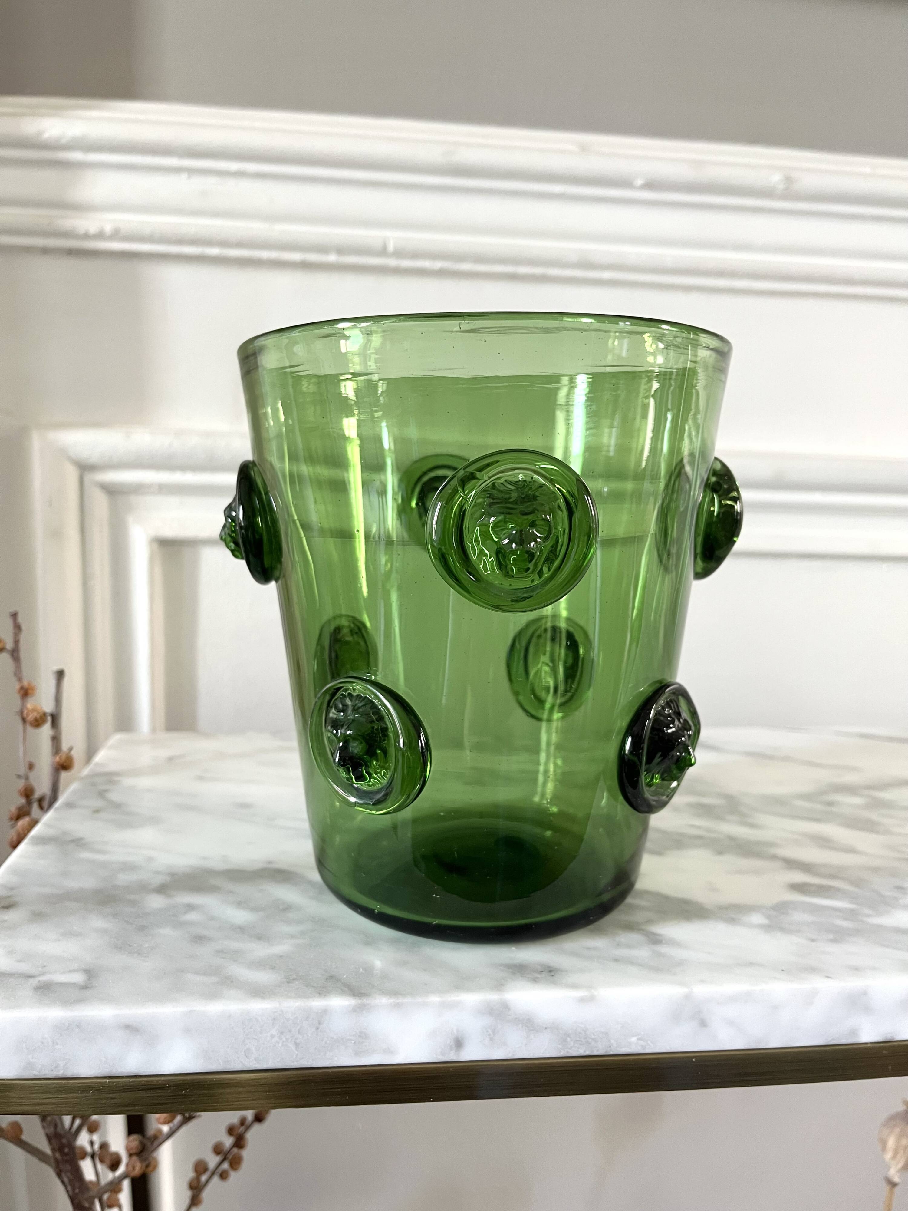 Vase à têtes de lion