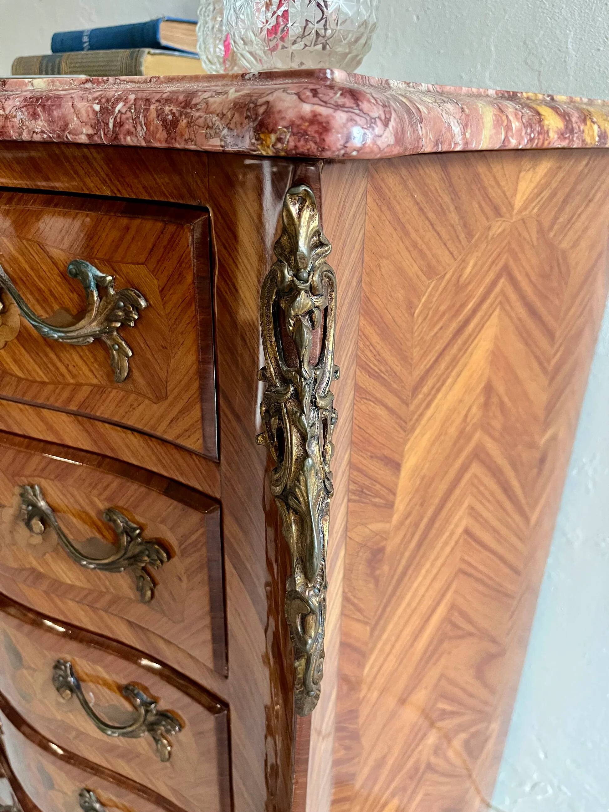 Chiffonnier Louis XV en bois et marbre