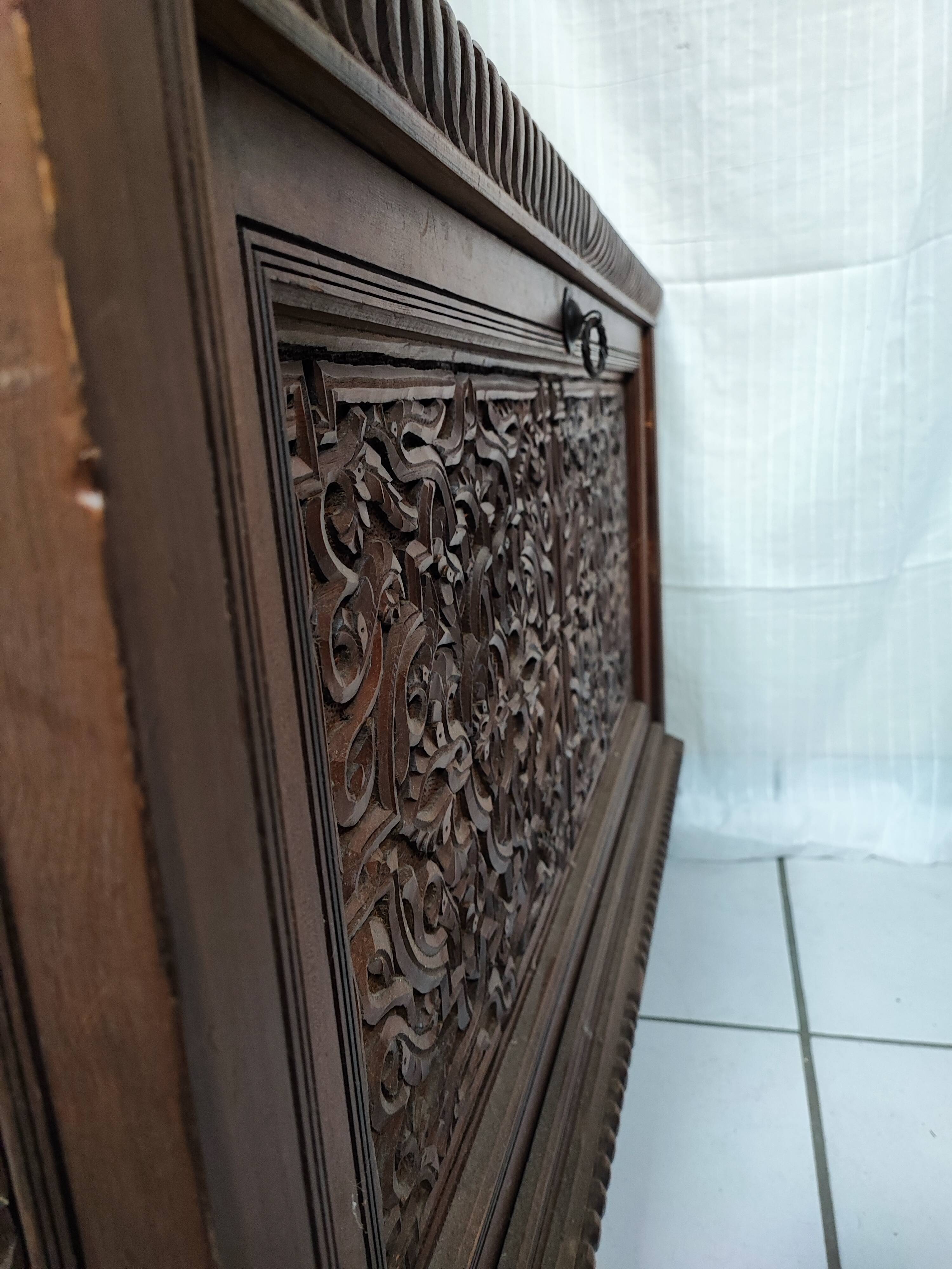 Ancien coffre en bois sculpté oriental