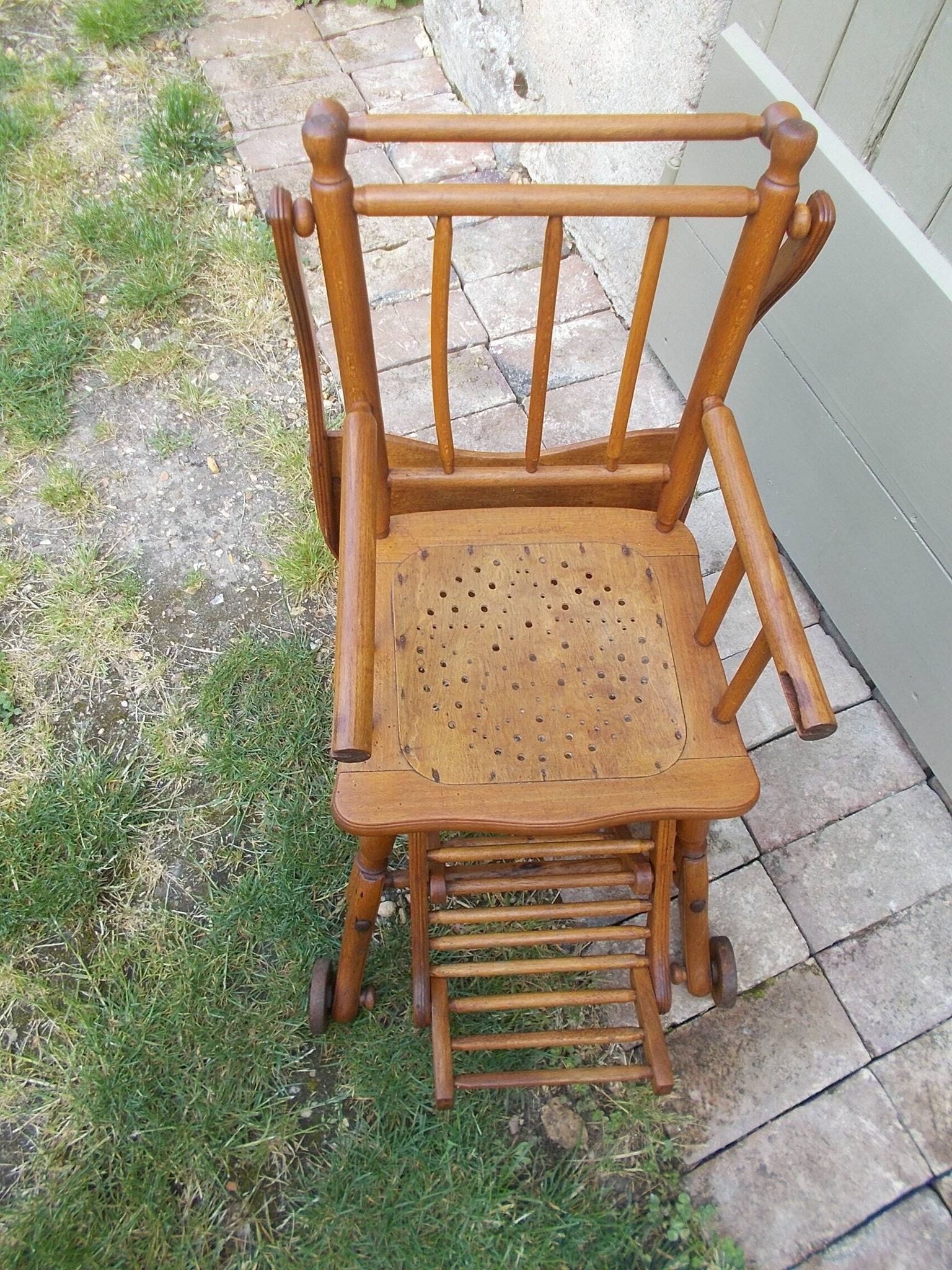 Ancienne chaise haute pour enfant Luterma