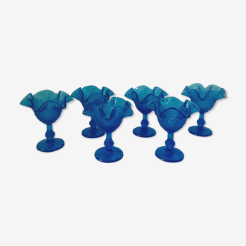 Set de 6 coupes en verre bleu moulé