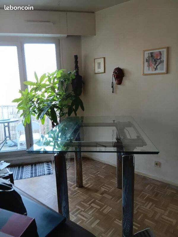 High table with tempered glass and chrome base.