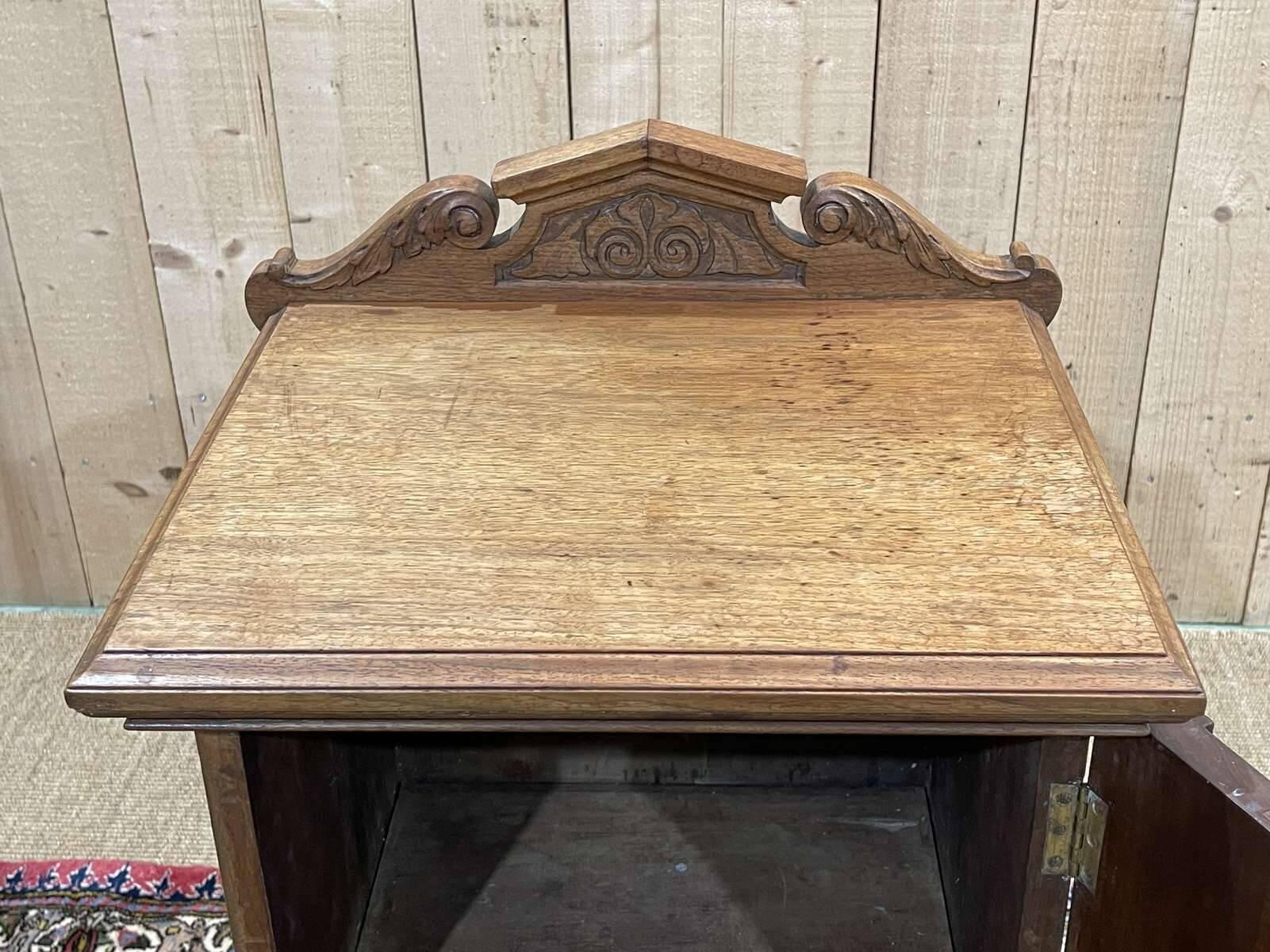 English bedside table in blonde mahogany from the early 20th century.