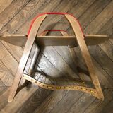 Table basse bois à deux poignées et scoubidou jaune