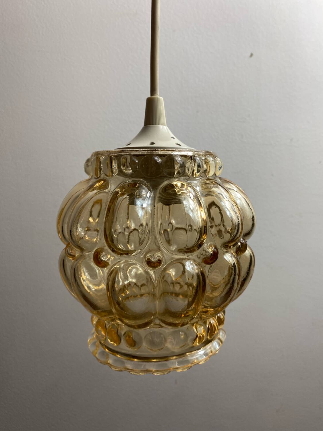 Portable pendant light in bubble glass
