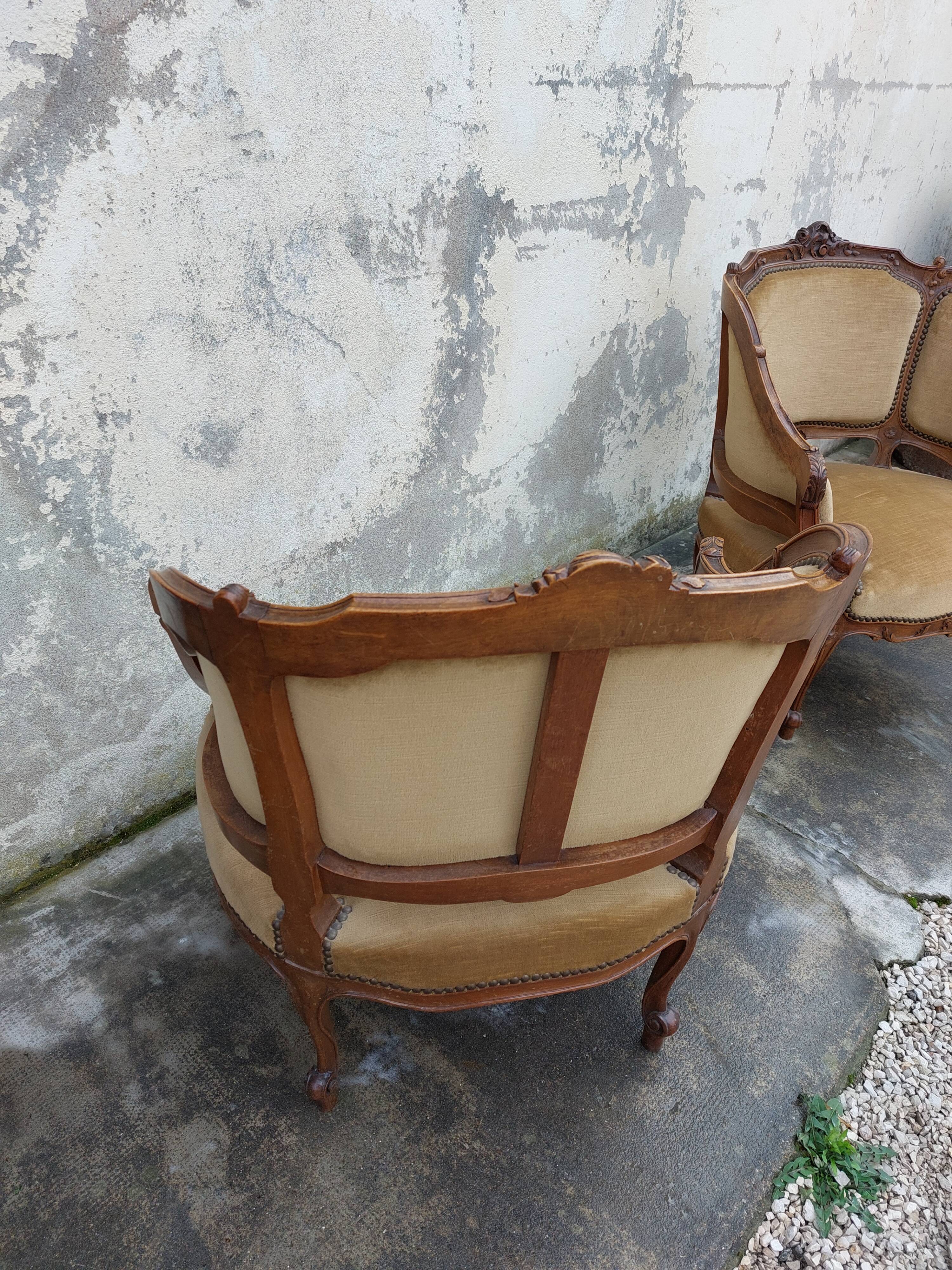 Paire de fauteuils corbeille louis XV en Noyer sculpté