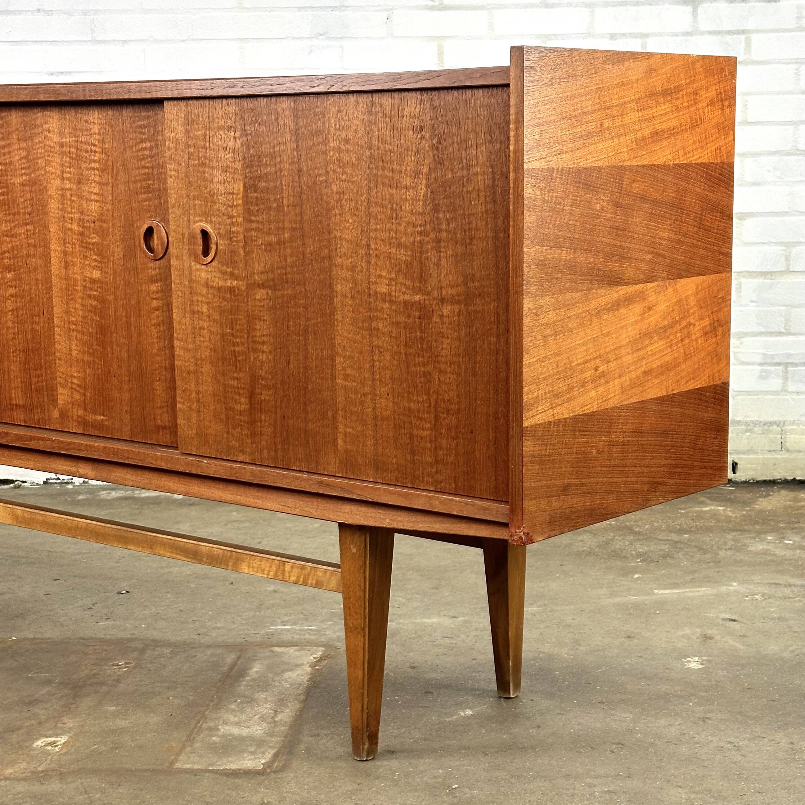 Buffet vintage du milieu du siècle