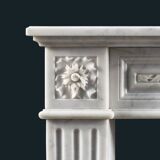 Cheminée en marbre de Carrare de style Louis XVI