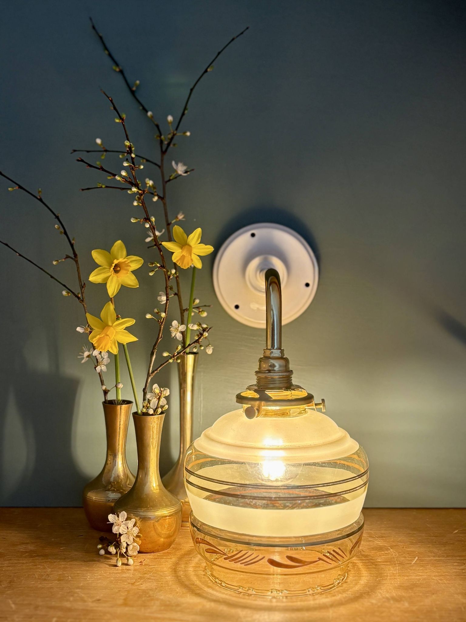 Applique coudée globe vintage en verre jaune et doré