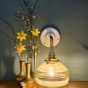 Applique coudée globe vintage en verre jaune et doré