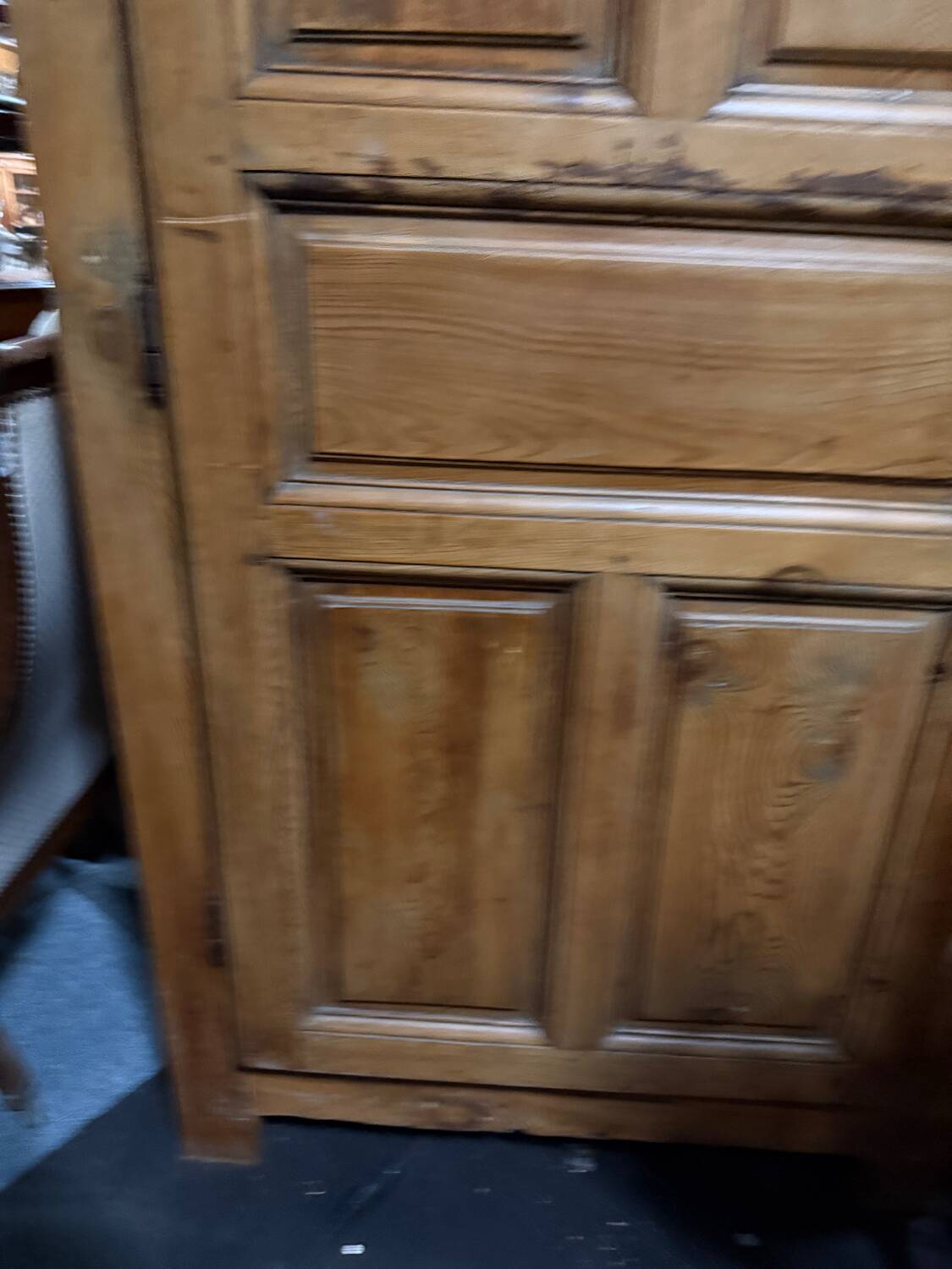 White wooden bonnetière