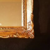 Petit miroir en bois doré.