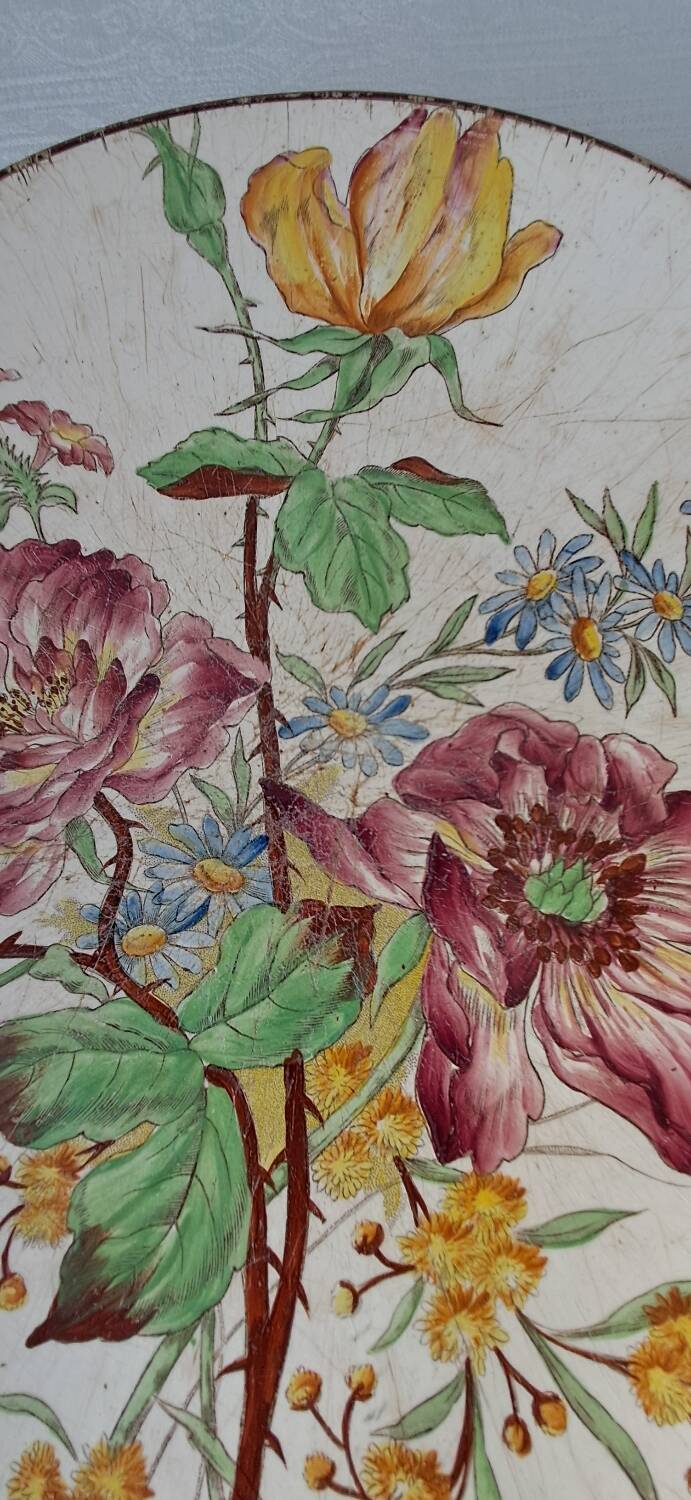 Plat Terre de fer Longchamp. Fin 19ème. Décor de fleurs