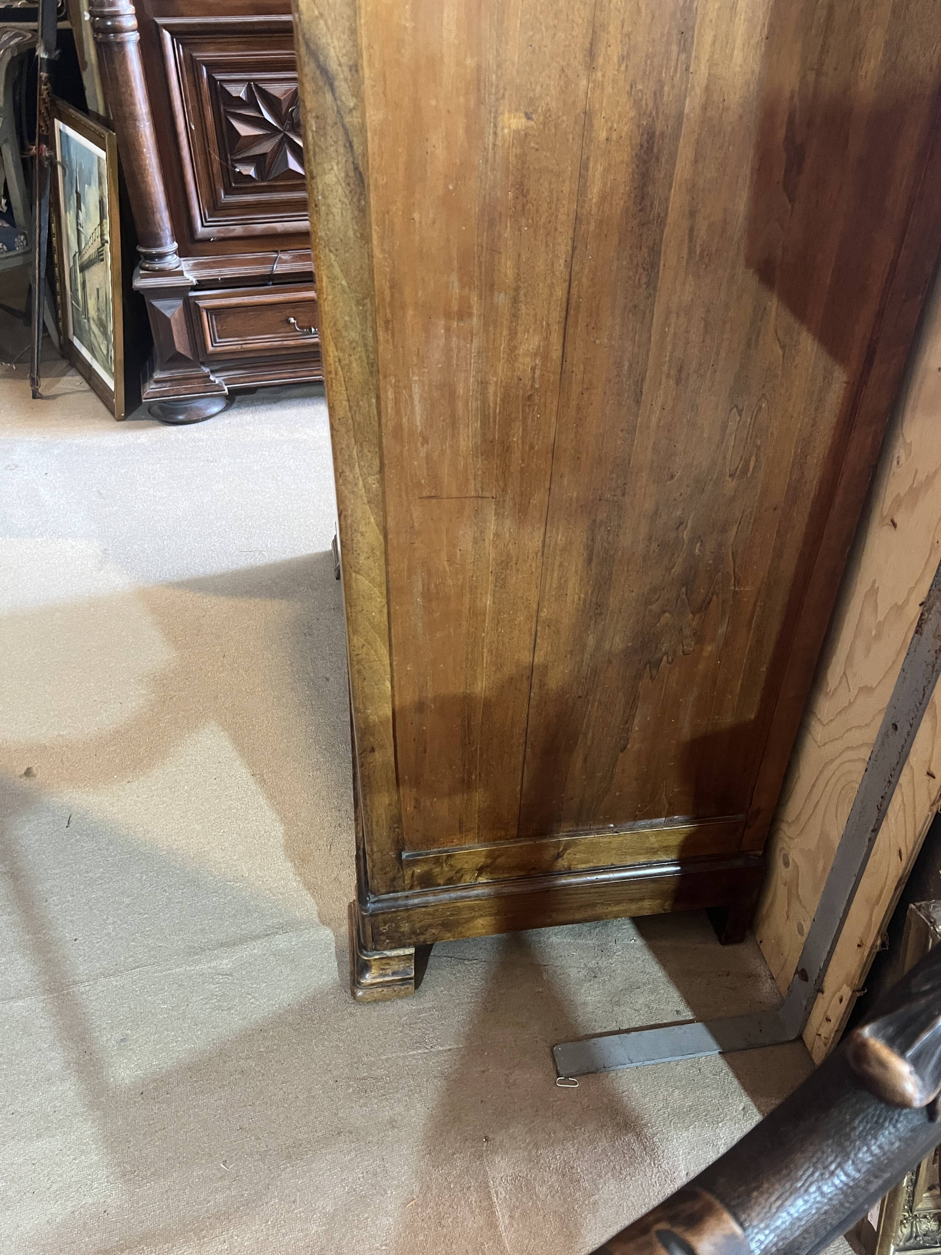 Two-door display cabinet in Louis Philippe style.