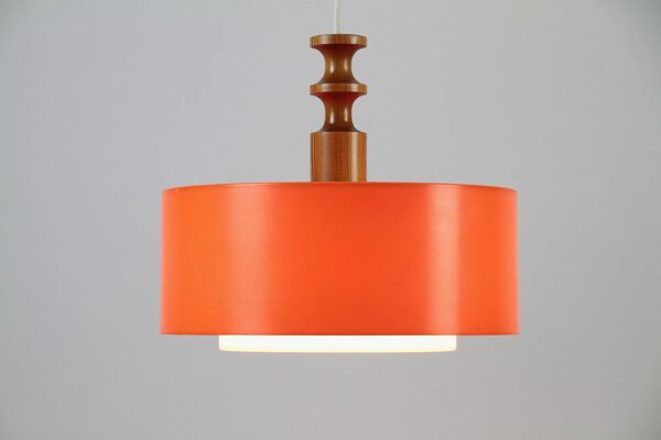 Lampe suspendue en plexiglas orange et pin, modèle 30 01.00 — Luxus Vittsjö, Suède, années 1970