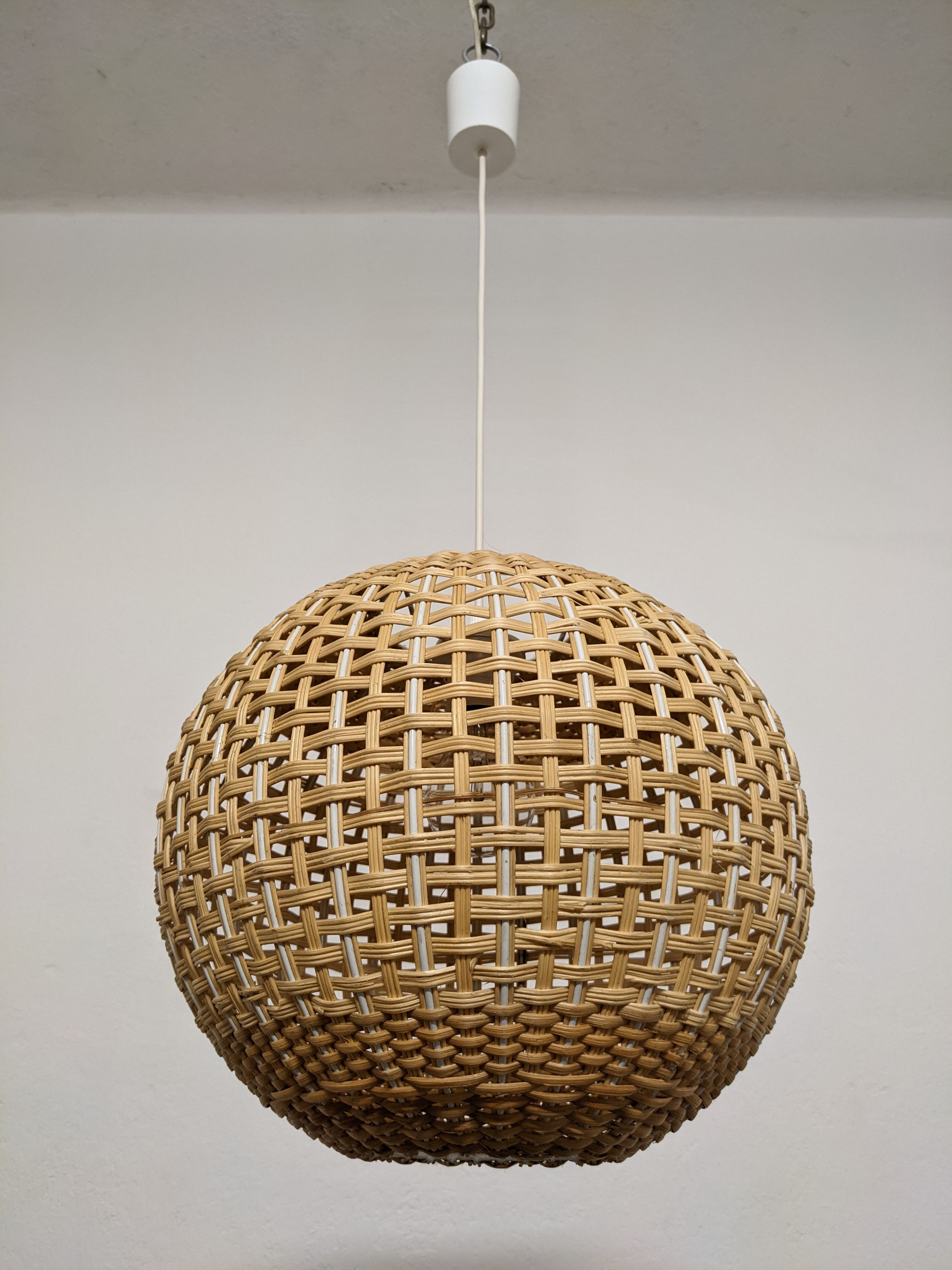 Vintage rattan ball suspension