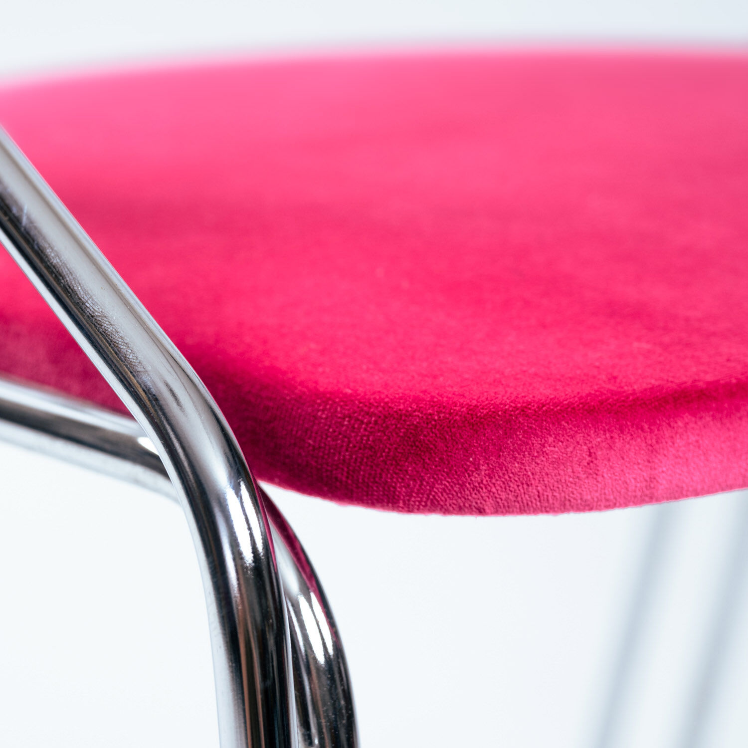 Ensemble de quatre chaises de salle à manger italiennes des années 50 en chrome et velours rose.