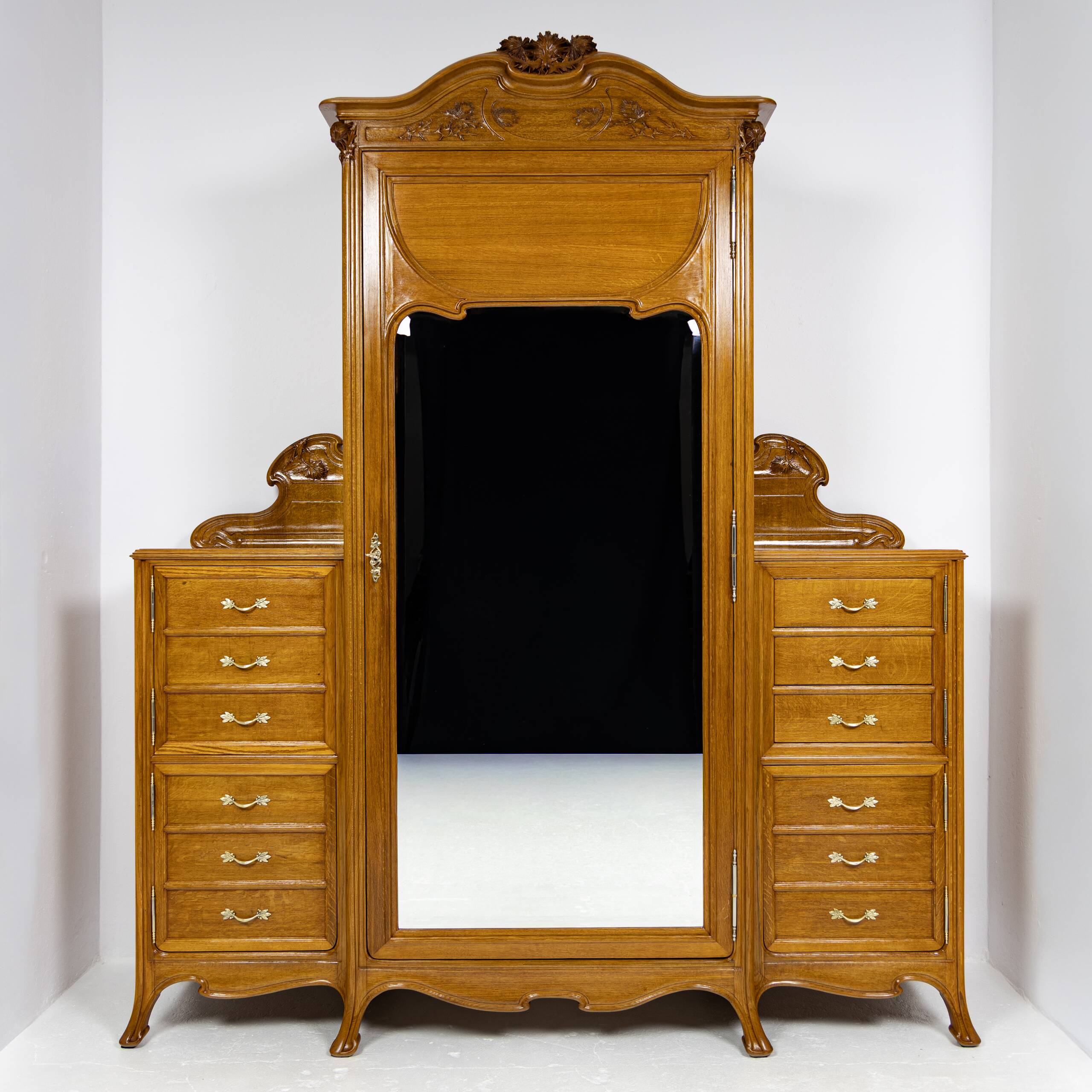Large Art Nouveau linen cupboard in oak and mirror - 1900-1920