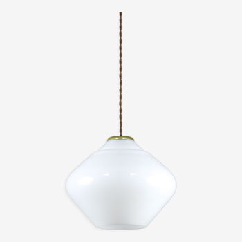 Suspension italienne opaline blanche et laiton du milieu du siècle