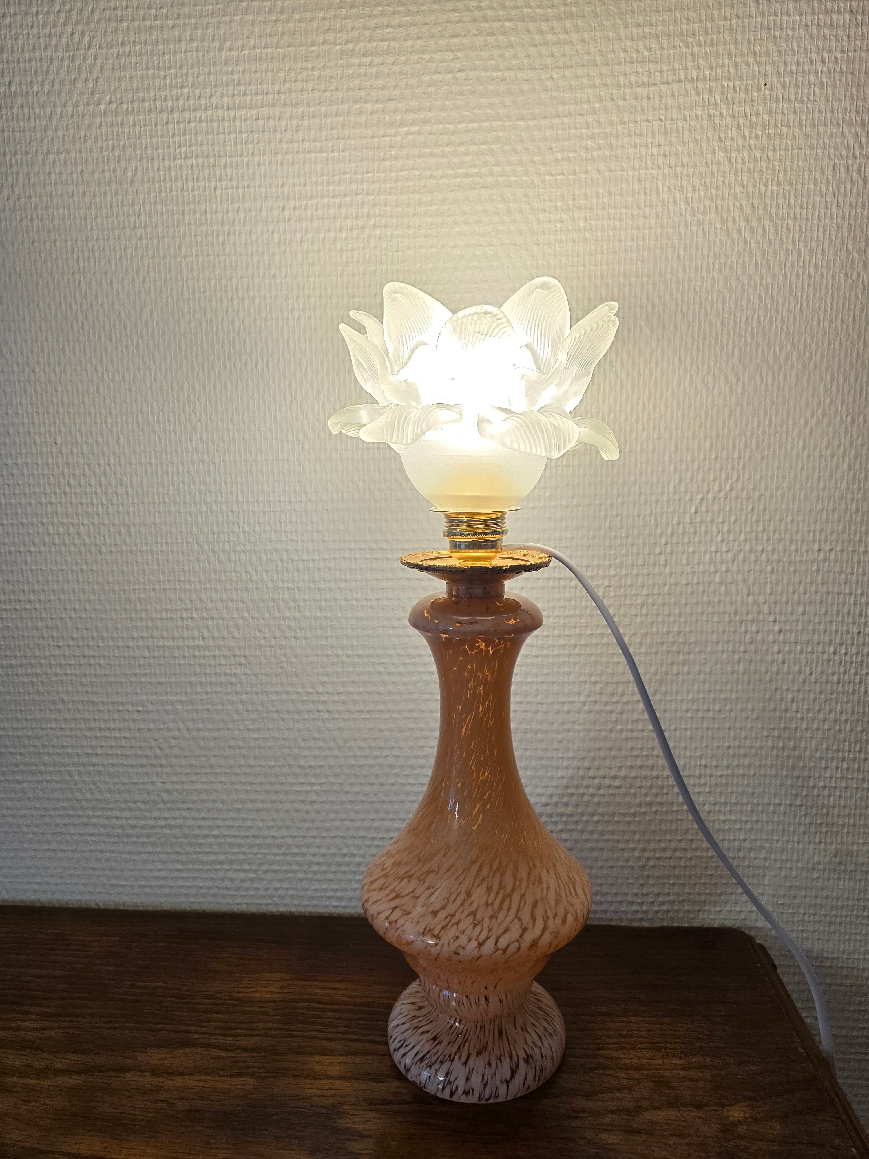 lampe de table en pâte de verre rose de Clichy, très b