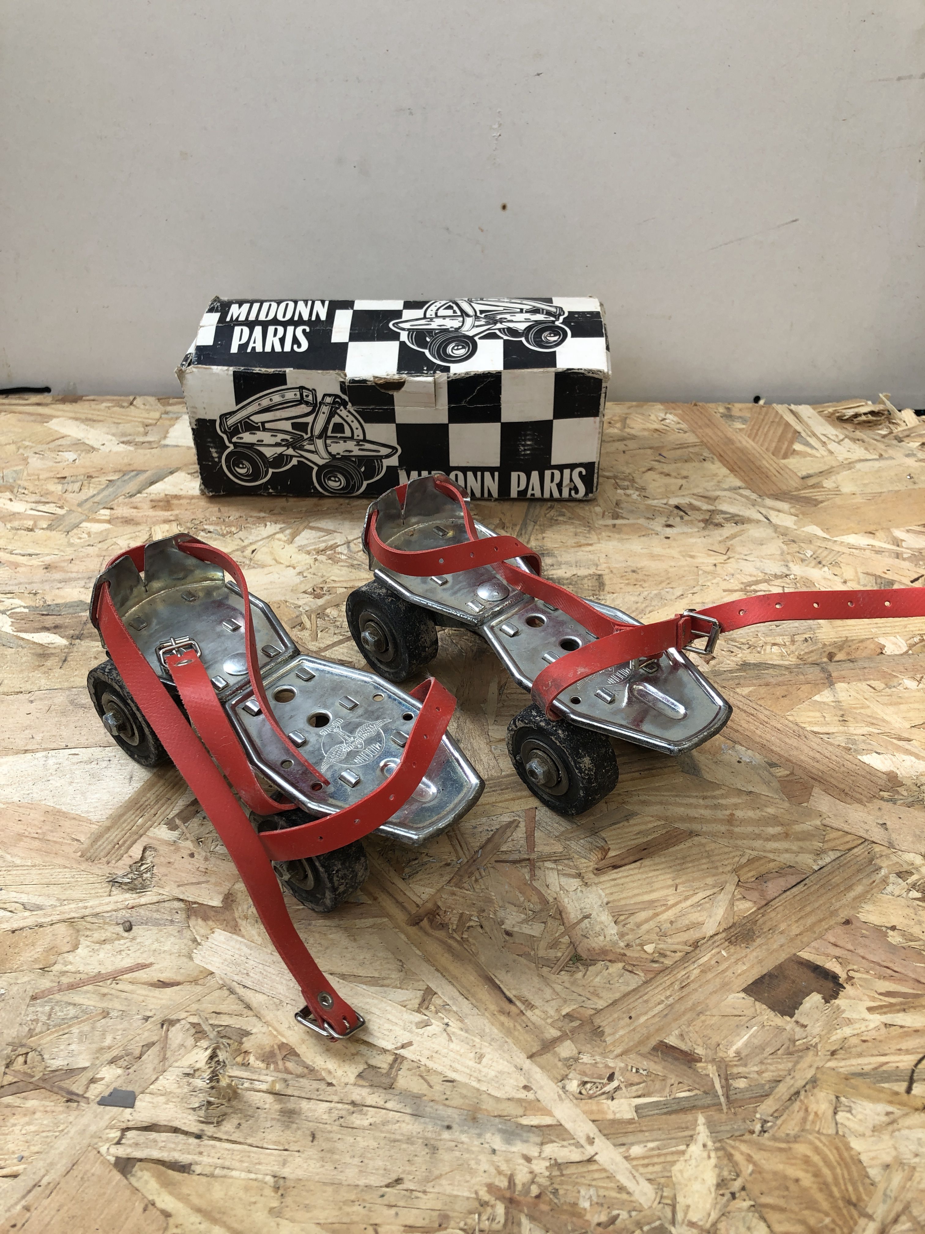 Old pair of roller skates midonn metal