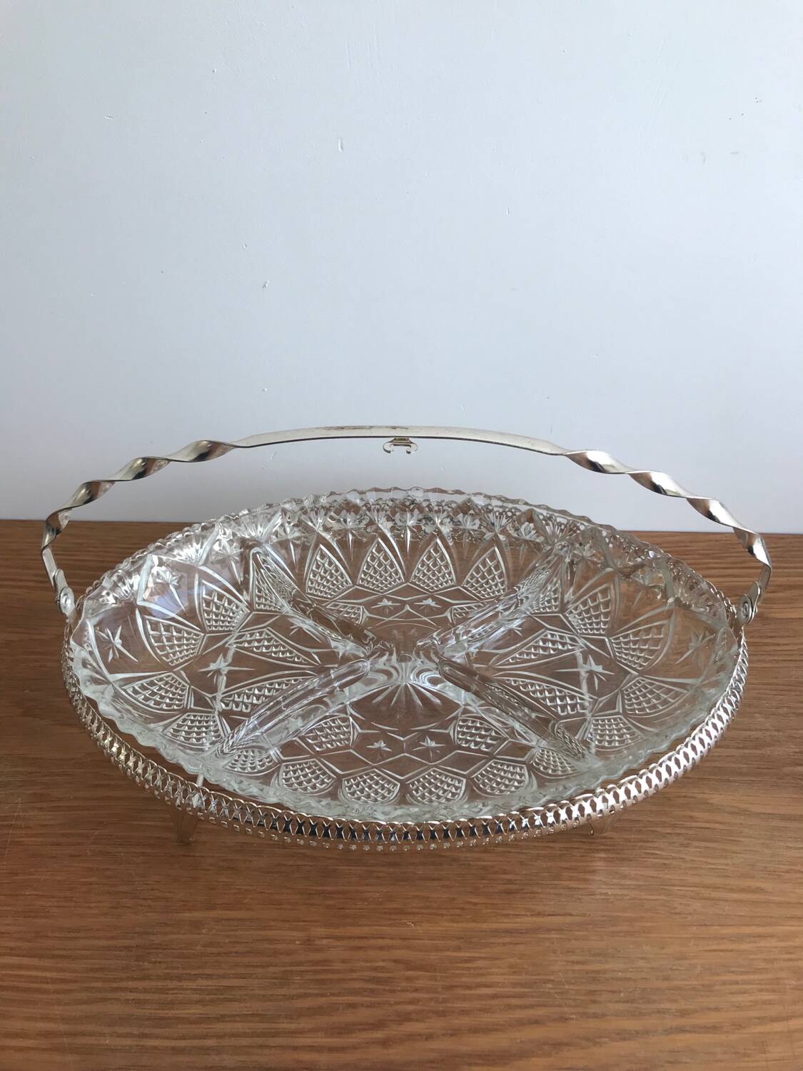 Glass aperitif dish 4 compartments with its vintage gold metal support