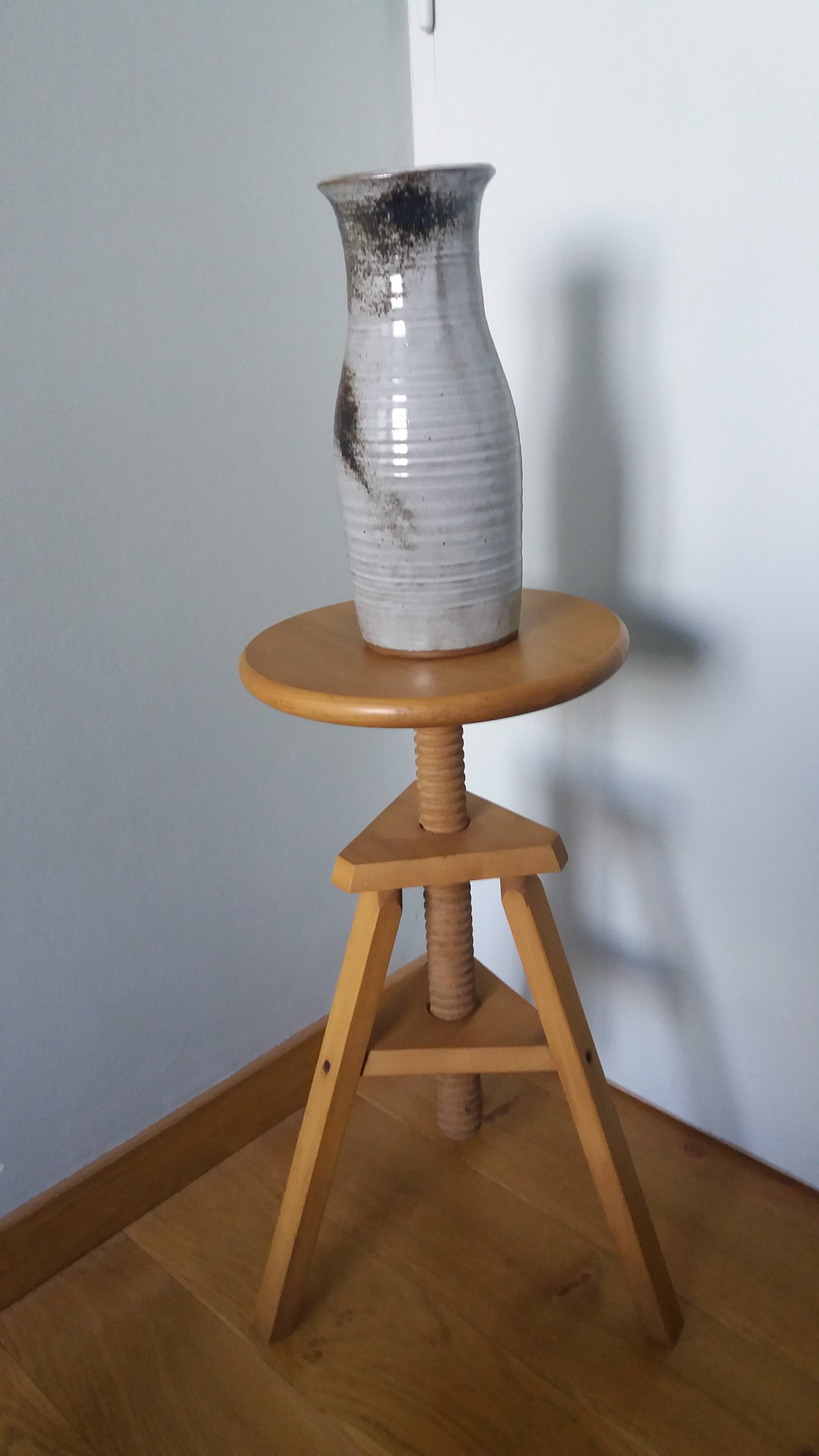 Tripod stool with a screw.