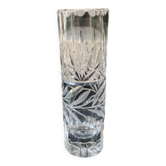Vase soliflore tubulaire. En cristal taillé. A décor de motifs feuillus dépolis. Stylé Boho-Chic. Haut 20 cm