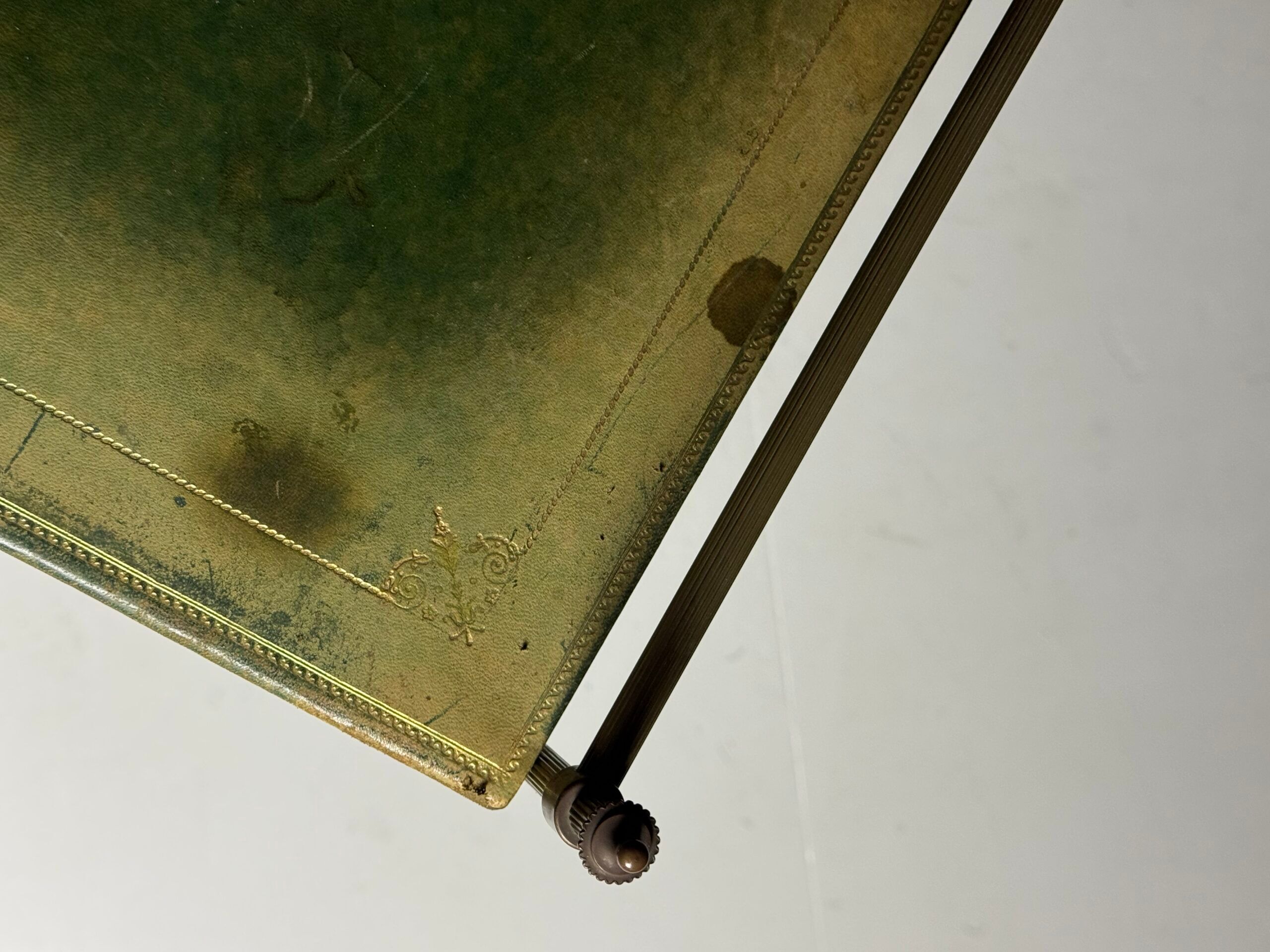 Commode en cuir vers 1960