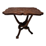 Coffee table with knotted wooden legs in an African pattern