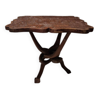 Coffee table with knotted wooden legs in an African pattern