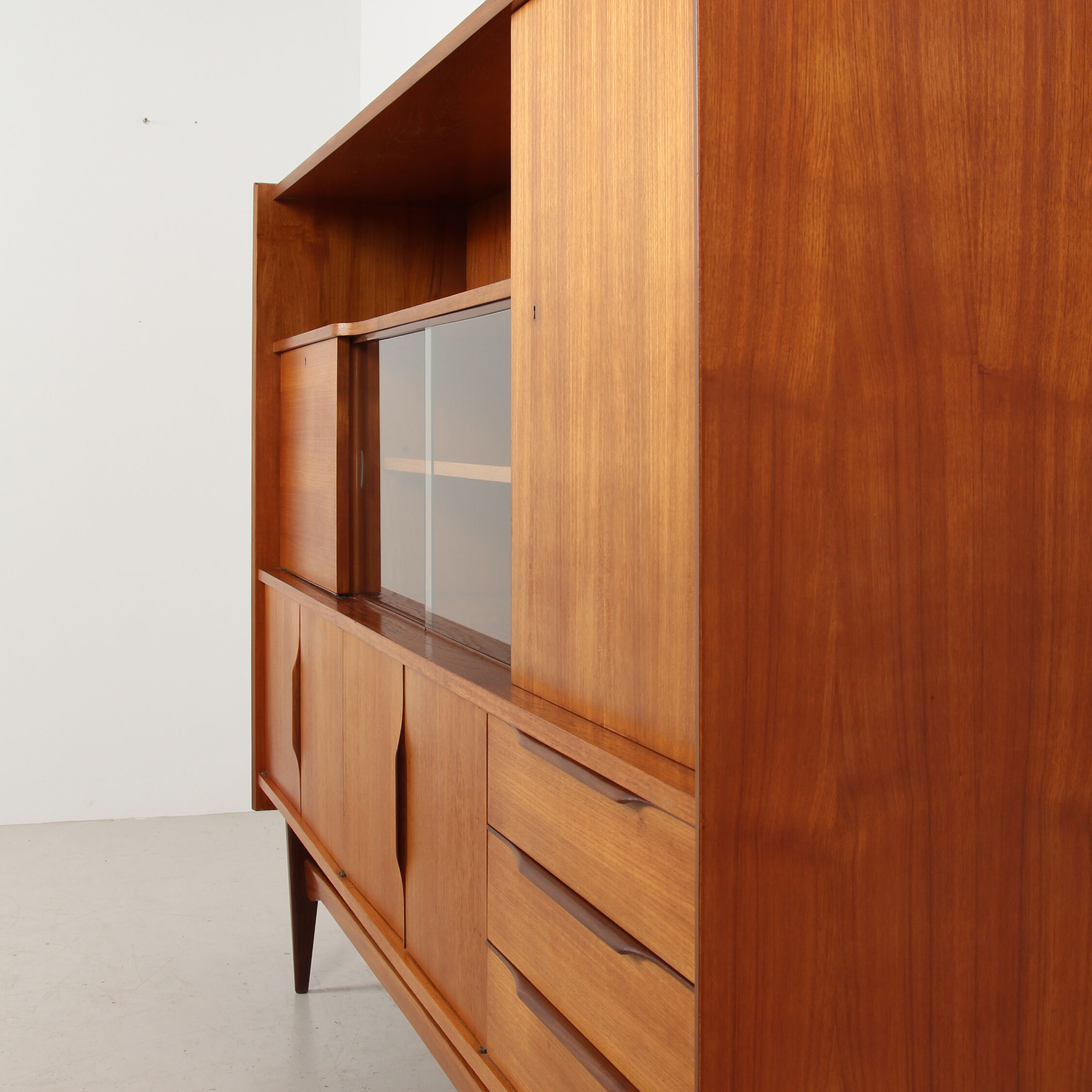 Scandinavian high row in teak