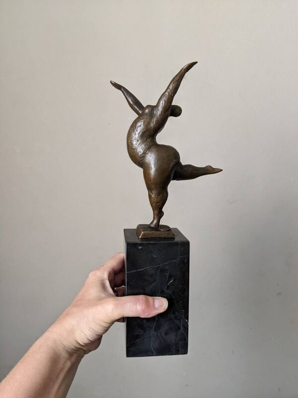 Sculpture contemporaine sur socle en marbre
