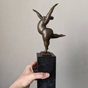 Sculpture contemporaine sur socle en marbre