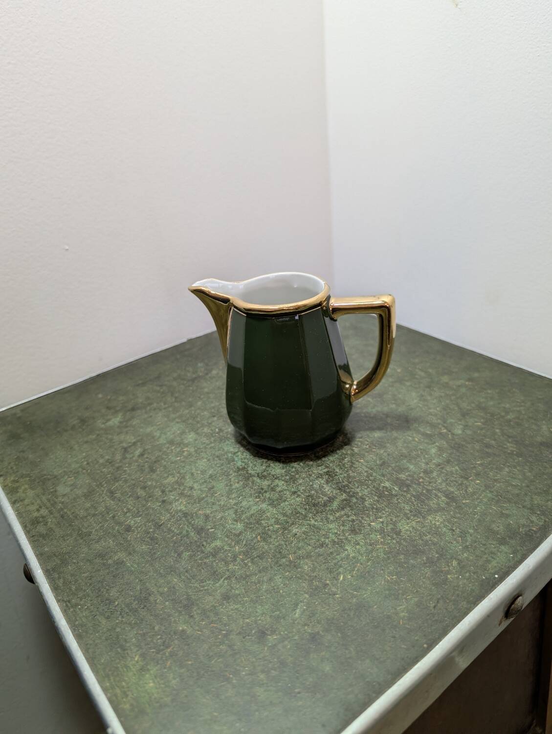 Pot à lait ancien – Vert Empire & bec doré