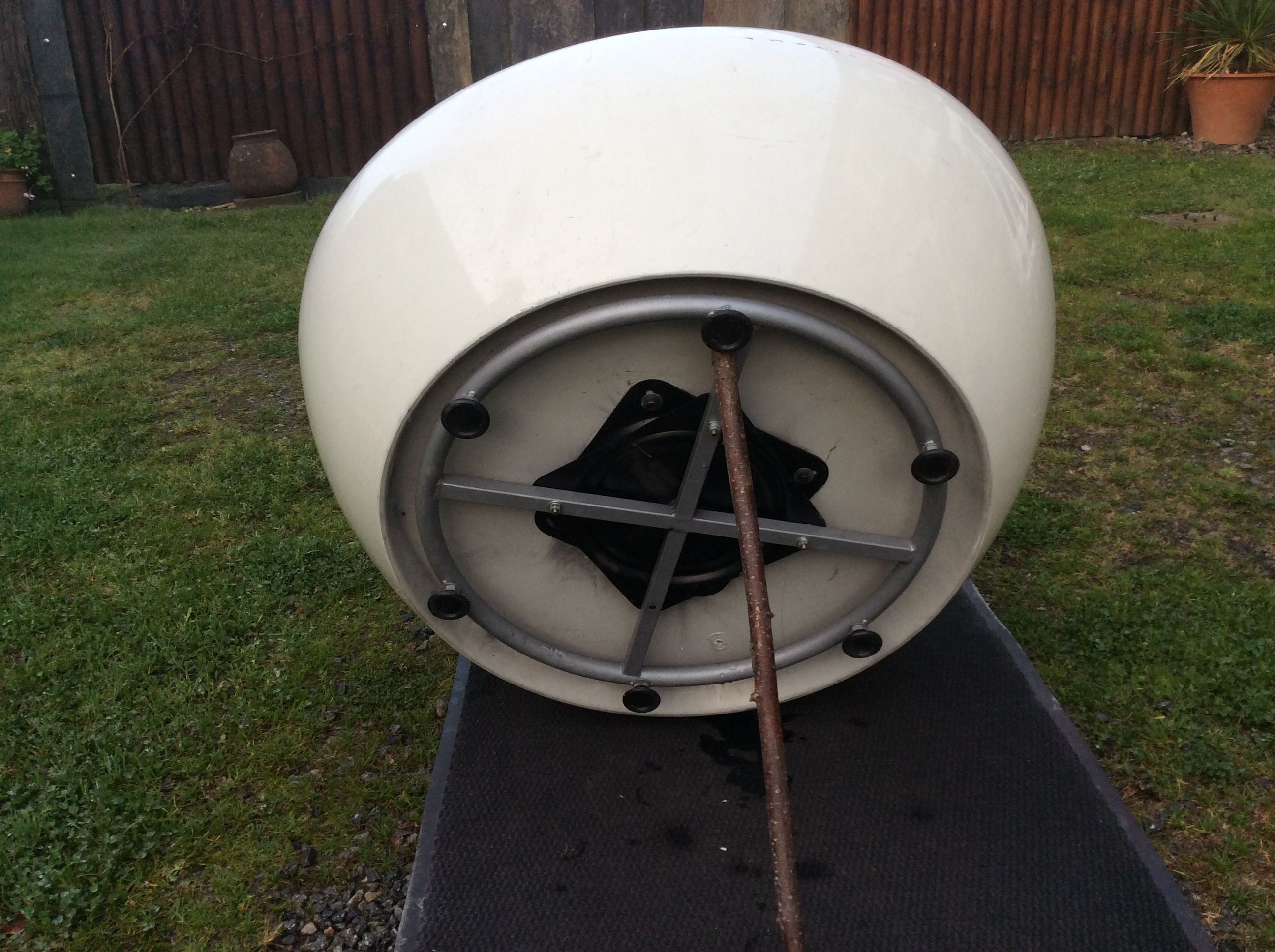 Armchair design egg pod ball chair iconik white and imitation black leather as it is.
