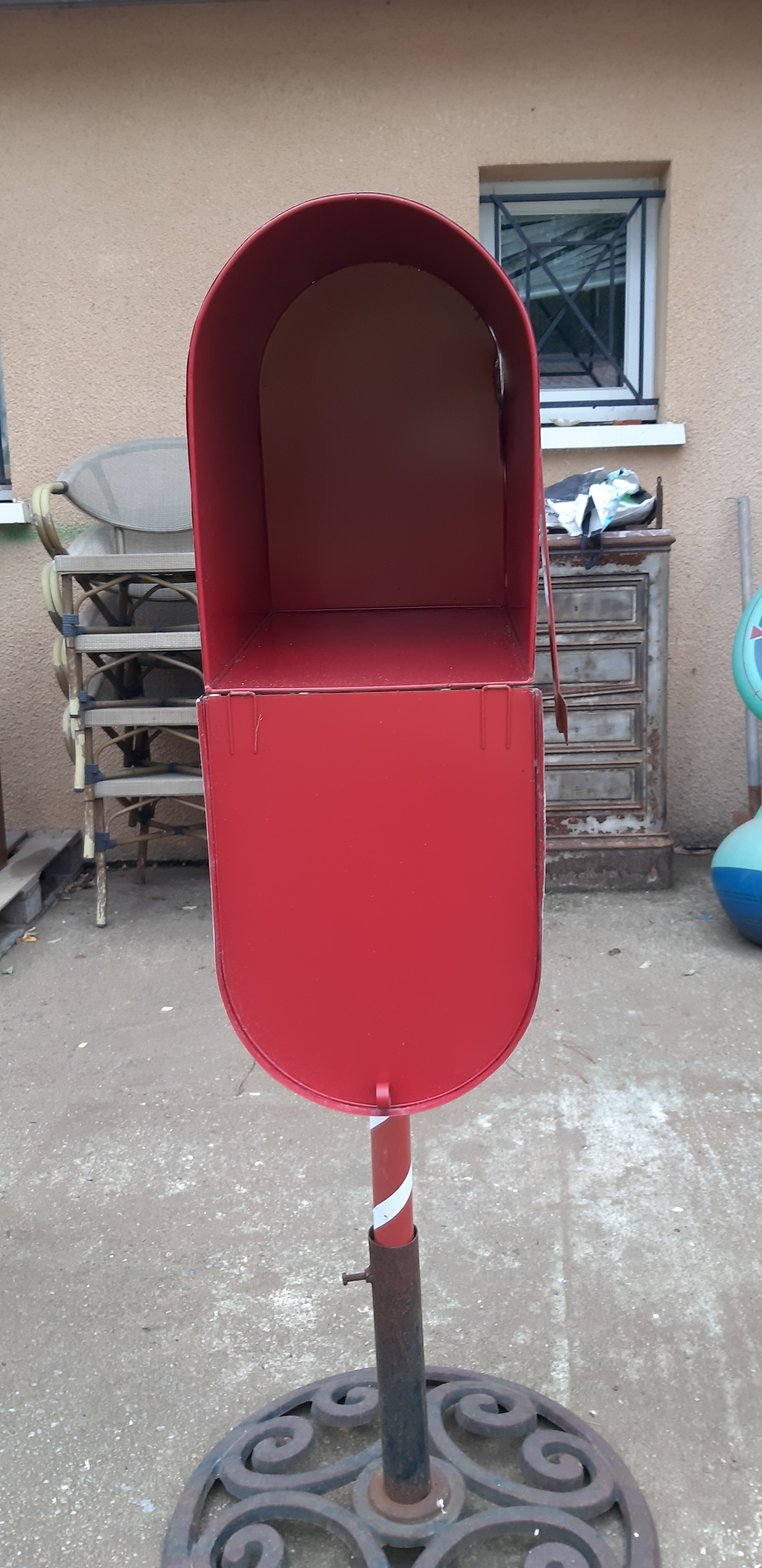 Mailbox us metal red