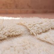 Handmade traditional Berber rug in natural wool, size 1.5/2.5 m.
