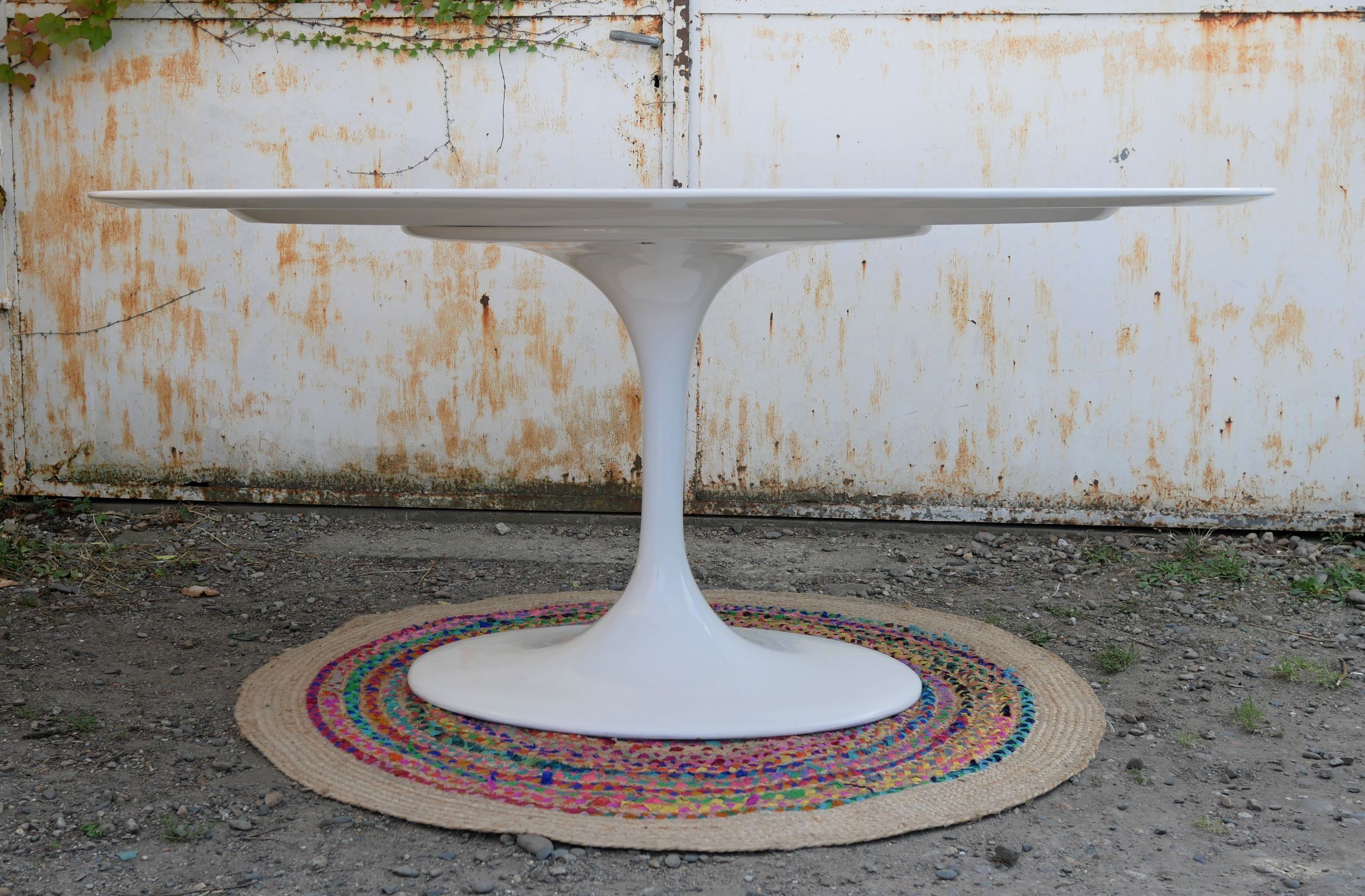 Oval tulip table