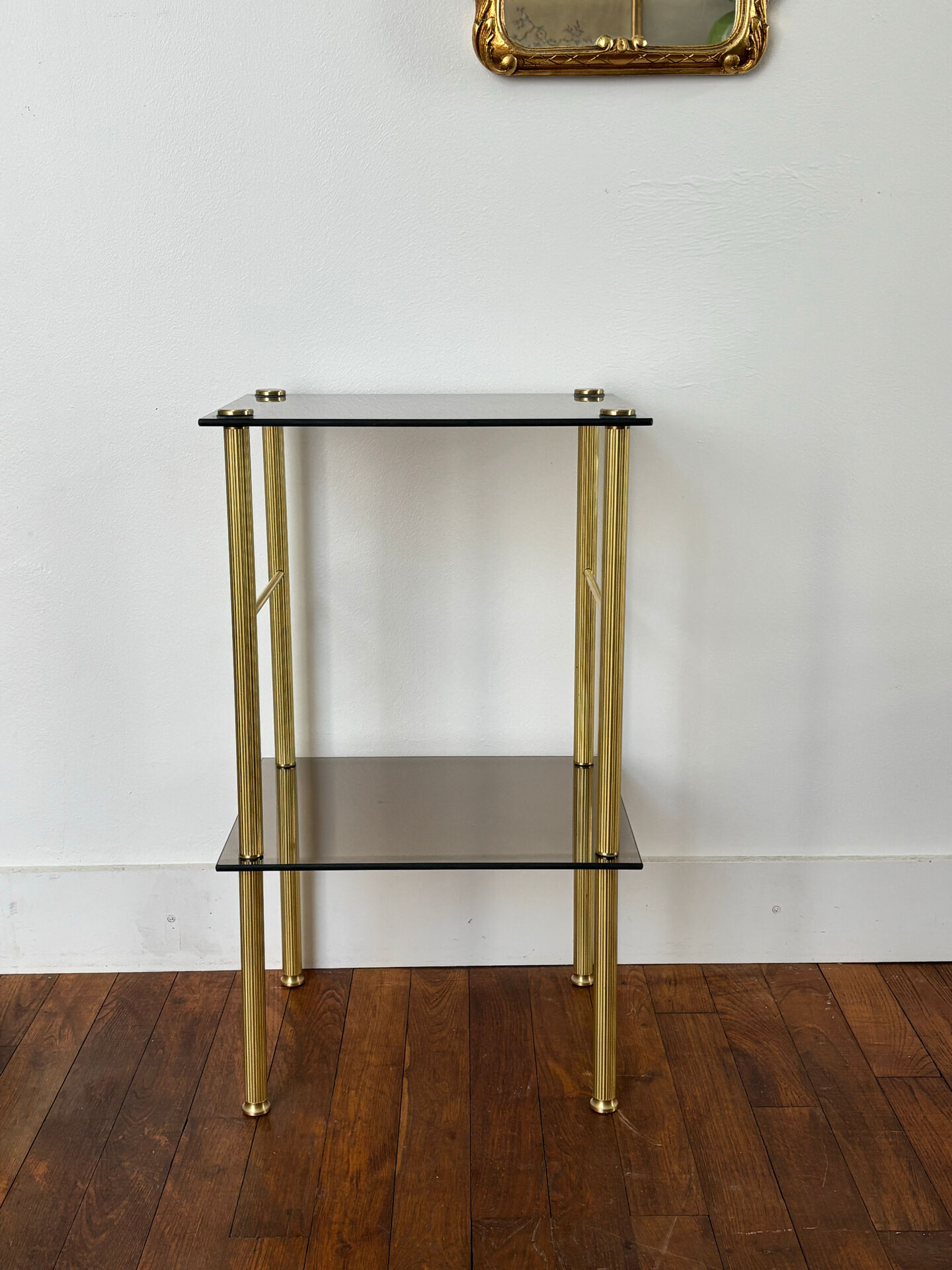 Tables d’appoint en verre et laiton