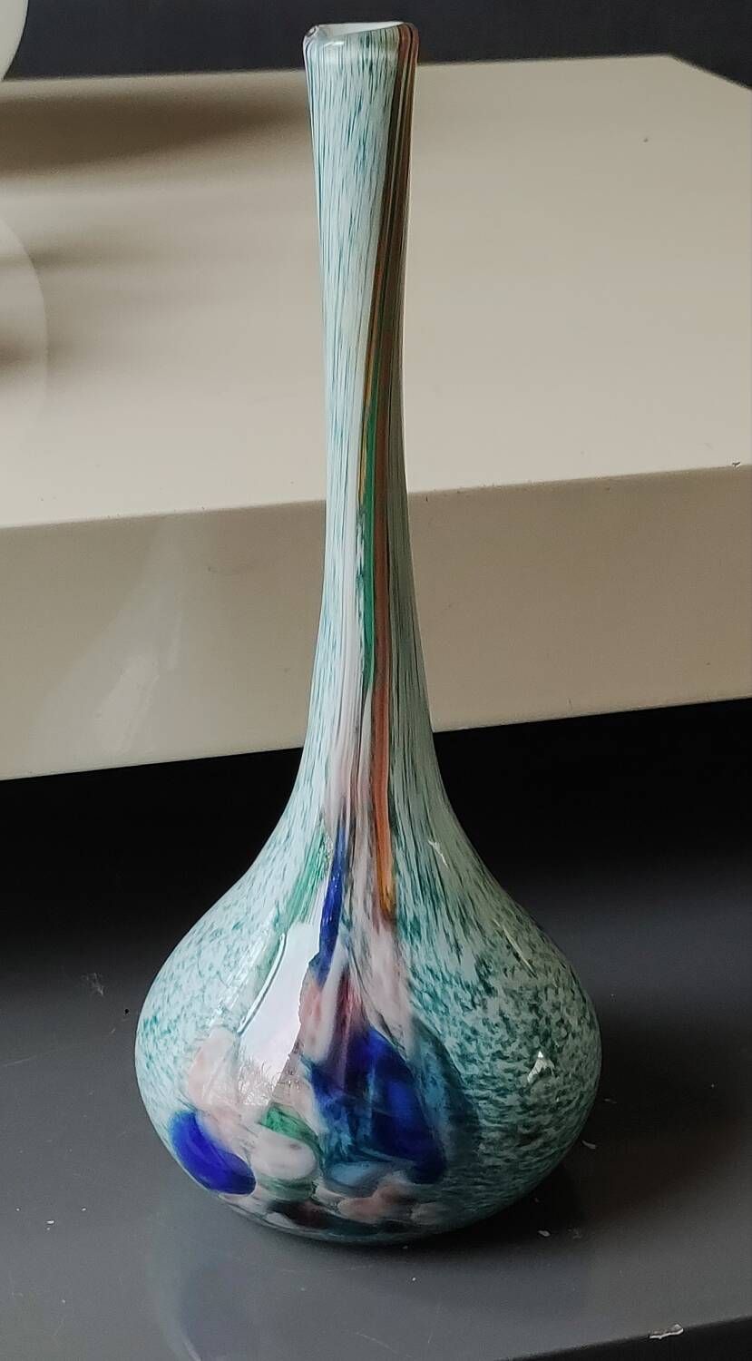 Ball vase soliflore with a long chimney neck. In speckled glass in the Murano style.